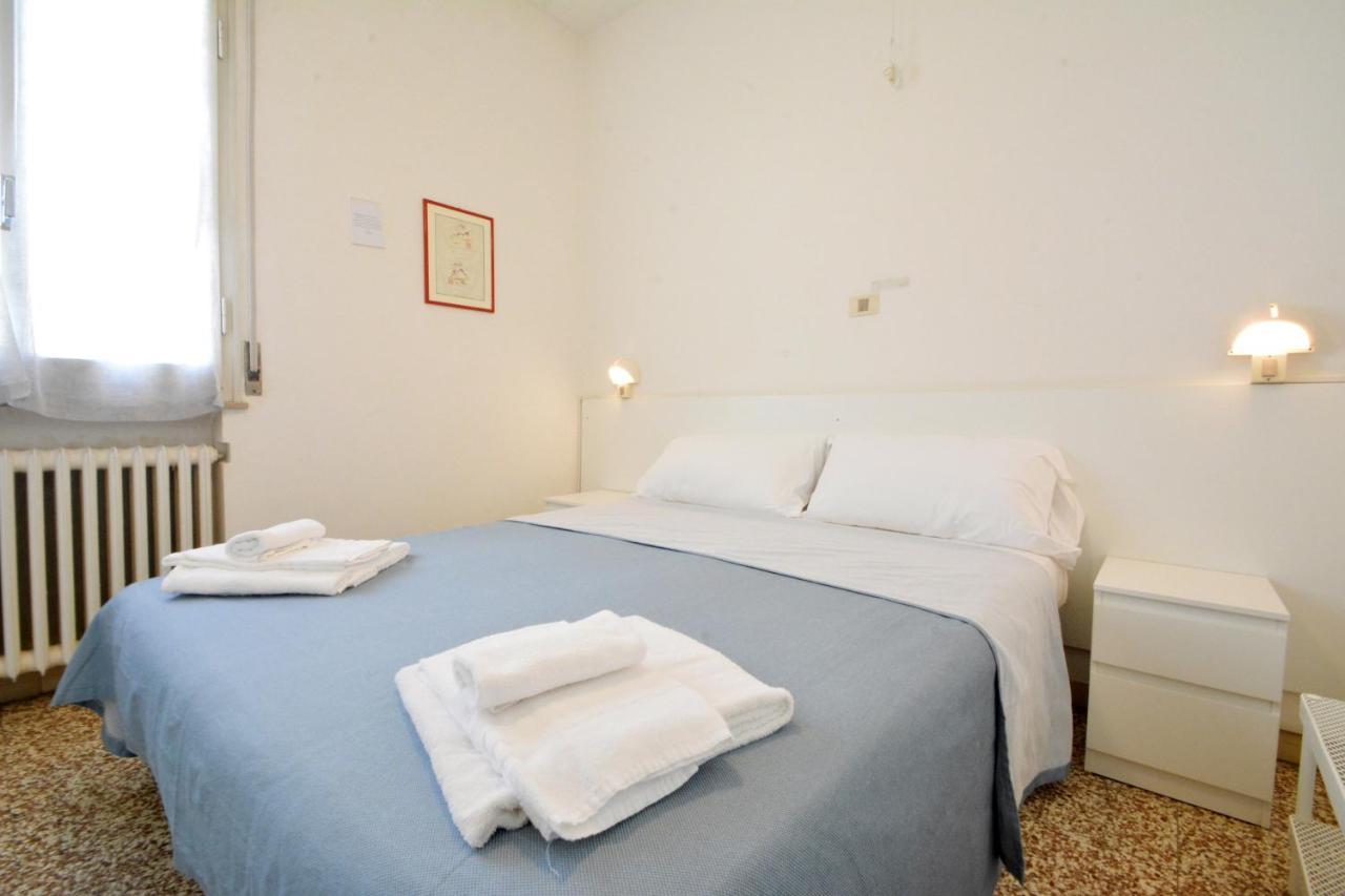 Hotel Maddalena Marina di Ravenna Szoba fotó