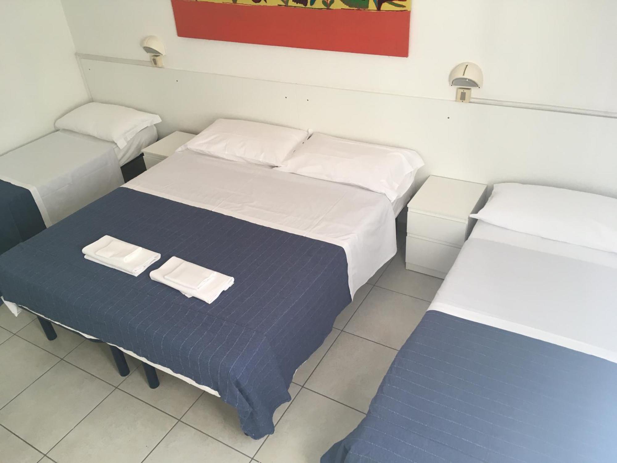 Hotel Maddalena Marina di Ravenna Szoba fotó