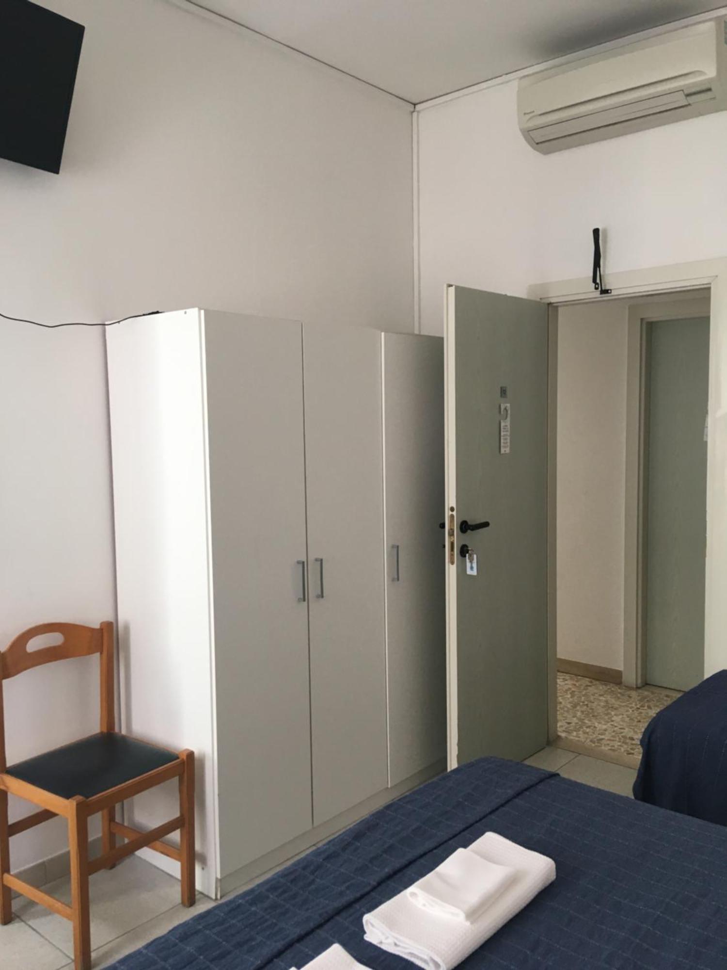 Hotel Maddalena Marina di Ravenna Szoba fotó