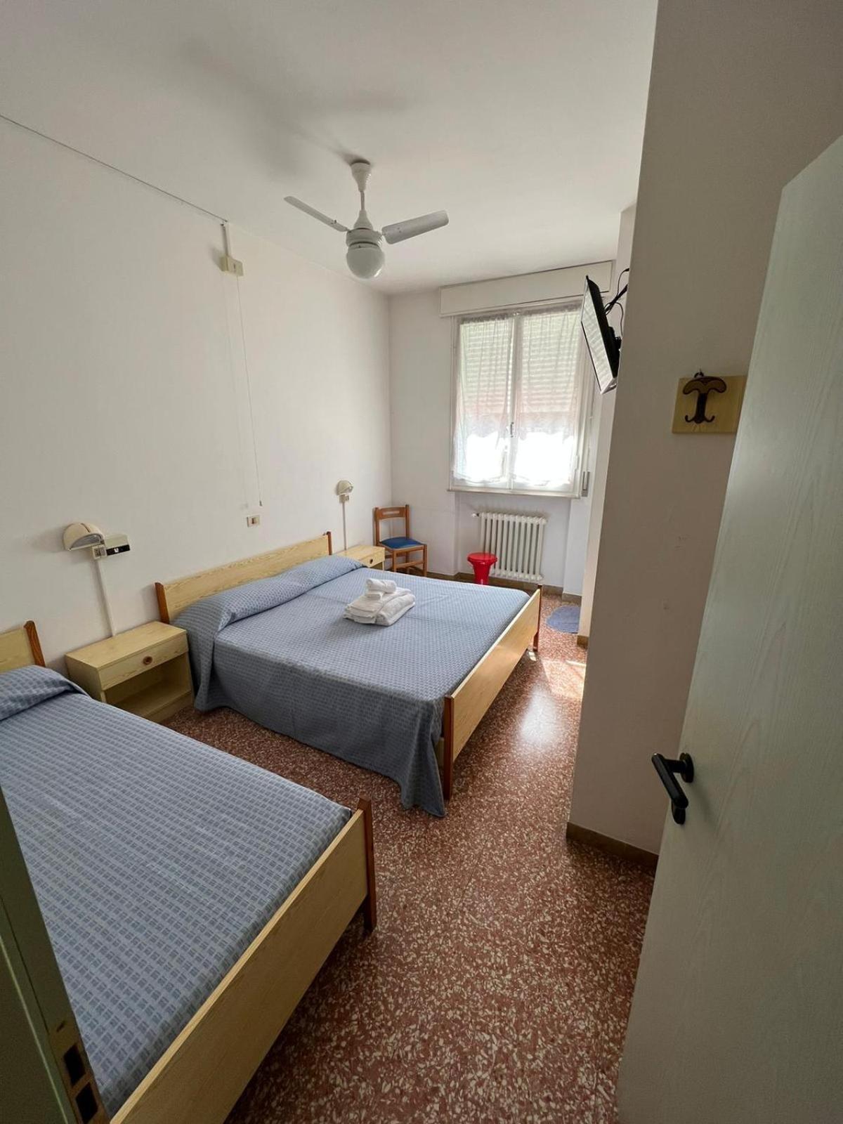 Hotel Maddalena Marina di Ravenna Szoba fotó